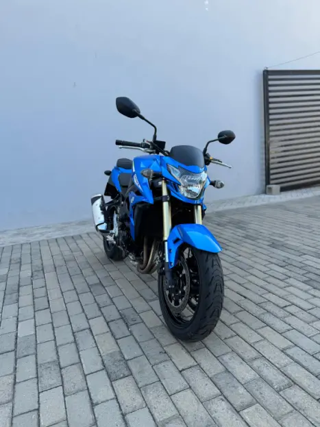 SUZUKI GSR 750 , Foto 7