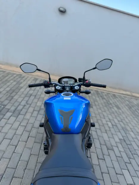 SUZUKI GSR 750 , Foto 5