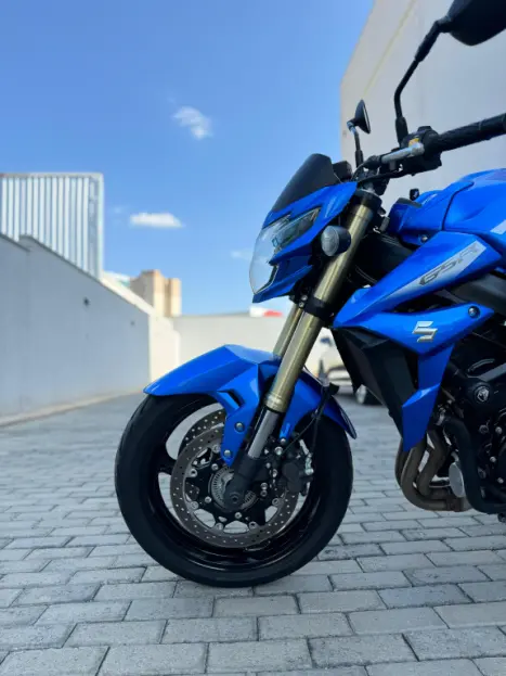 SUZUKI GSR 750 , Foto 4