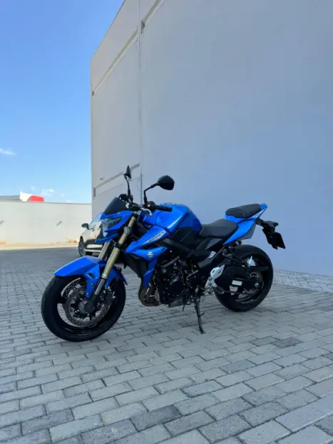 SUZUKI GSR 750 , Foto 2