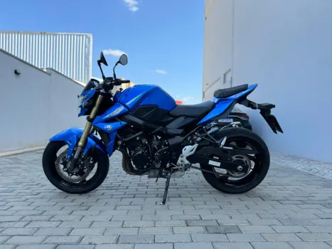 SUZUKI GSR 750 , Foto 1