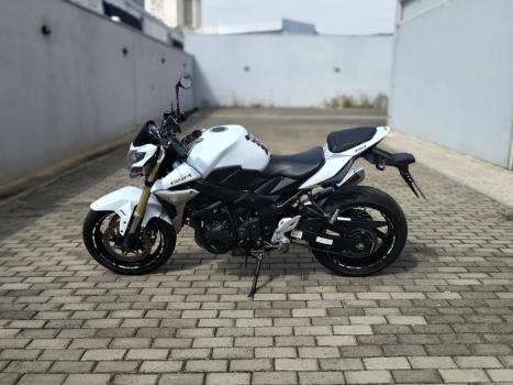 SUZUKI GSR 750 , Foto 2