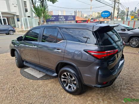 TOYOTA Hilux SW4 2.8 16V 4P SRX 4X4 7 LUGARES TURBO DIESEL AUTOMTICO, Foto 3