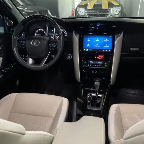 TOYOTA Hilux SW4 2.8 4P SRX 4X4 DIAMOND 7 LUGARES TURBO DIESEL AUTOMTICO, Foto 14