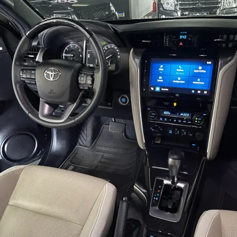 TOYOTA Hilux SW4 2.8 4P SRX 4X4 DIAMOND 7 LUGARES TURBO DIESEL AUTOMTICO, Foto 16