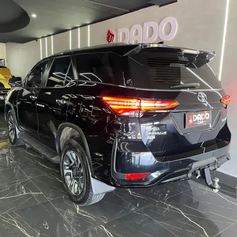 TOYOTA Hilux SW4 2.8 4P SRX 4X4 DIAMOND 7 LUGARES TURBO DIESEL AUTOMTICO, Foto 17