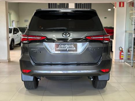 TOYOTA Hilux SW4 2.8 16V 4P SRX 4X4 7 LUGARES TURBO DIESEL AUTOMTICO, Foto 4