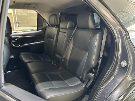 TOYOTA Hilux SW4 2.8 16V 4P SRX 4X4 7 LUGARES TURBO DIESEL AUTOMTICO, Foto 23