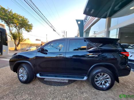 TOYOTA Hilux SW4 2.8 16V 4P SRX 4X4 7 LUGARES TURBO DIESEL AUTOMTICO, Foto 8