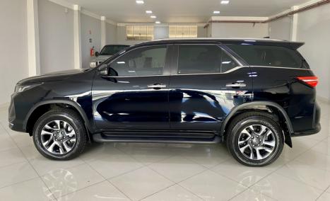 TOYOTA Hilux SW4 2.8 4P SRX 4X4 DIAMOND 7 LUGARES TURBO DIESEL AUTOMTICO, Foto 4