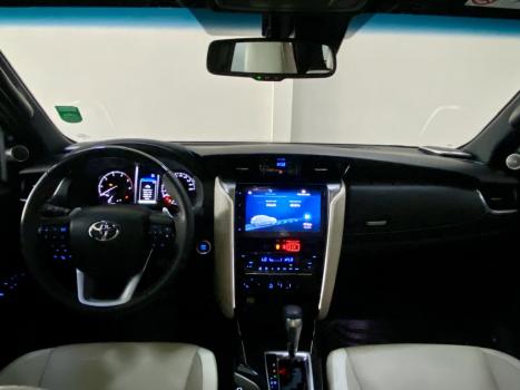 TOYOTA Hilux SW4 2.8 4P SRX 4X4 DIAMOND 7 LUGARES TURBO DIESEL AUTOMTICO, Foto 8