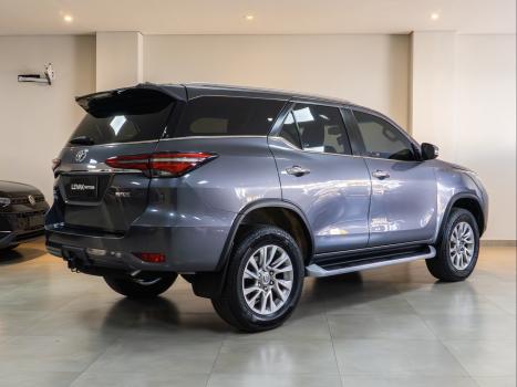 TOYOTA Hilux SW4 2.8 16V 4P SRX 4X4 7 LUGARES TURBO DIESEL AUTOMTICO, Foto 3