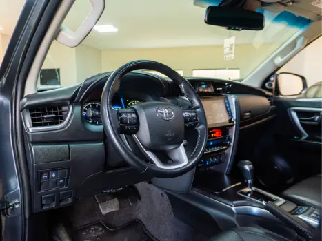 TOYOTA Hilux SW4 2.8 16V 4P SRX 4X4 7 LUGARES TURBO DIESEL AUTOMTICO, Foto 5
