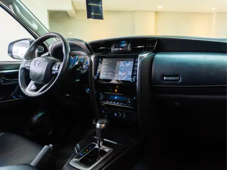 TOYOTA Hilux SW4 2.8 16V 4P SRX 4X4 7 LUGARES TURBO DIESEL AUTOMTICO, Foto 6