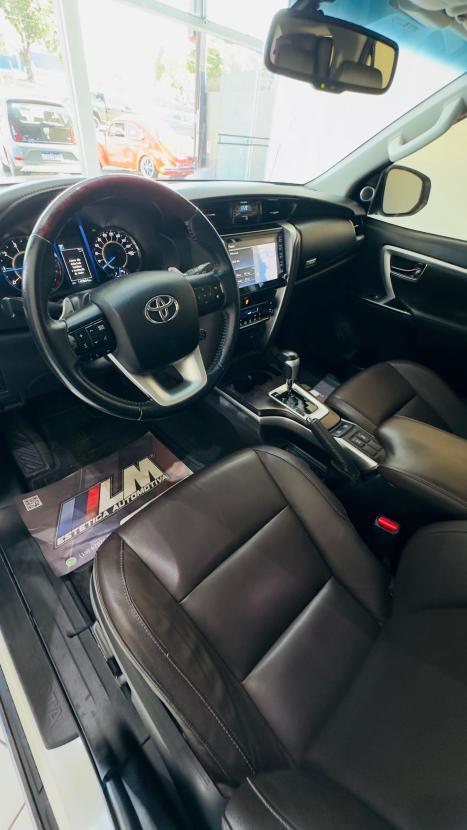 TOYOTA Hilux SW4 2.8 16V 4P SRX 4X4 7 LUGARES TURBO DIESEL AUTOMTICO, Foto 3