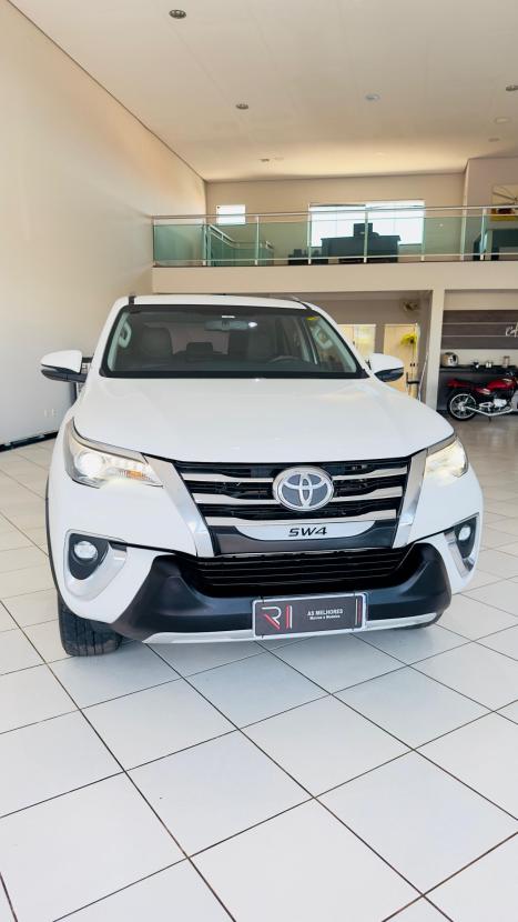 TOYOTA Hilux SW4 2.8 16V 4P SRX 4X4 7 LUGARES TURBO DIESEL AUTOMTICO, Foto 4