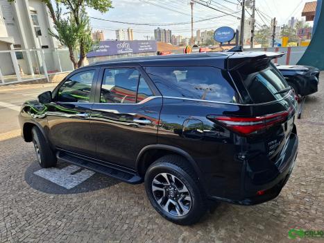 TOYOTA Hilux SW4 2.8 4P SRX 4X4 DIAMOND 7 LUGARES TURBO DIESEL AUTOMTICO, Foto 2