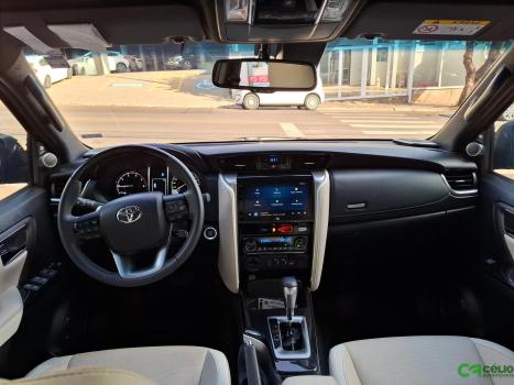 TOYOTA Hilux SW4 2.8 4P SRX 4X4 DIAMOND 7 LUGARES TURBO DIESEL AUTOMTICO, Foto 3