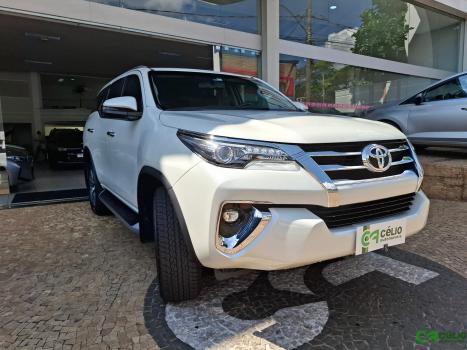 TOYOTA Hilux SW4 2.8 4P SRX 4X4 TURBO DIESEL AUTOMTICO, Foto 2