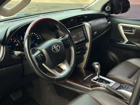 TOYOTA Hilux SW4 2.8 16V 4P SRX 4X4 7 LUGARES TURBO DIESEL AUTOMTICO, Foto 7