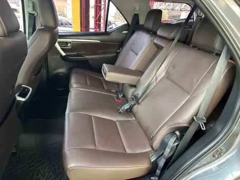 TOYOTA Hilux SW4 2.8 16V 4P SRX 4X4 7 LUGARES TURBO DIESEL AUTOMTICO, Foto 13