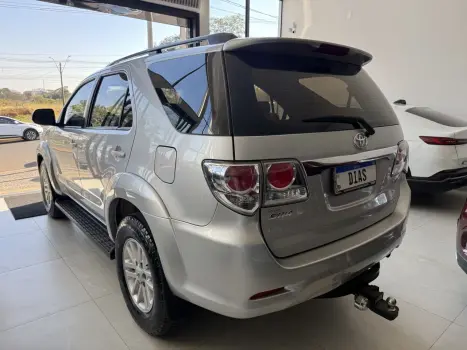 TOYOTA Hilux SW4 3.0 16V 4P SRV 4X4 7 LUGARES TURBO DIESEL AUTOMTICO, Foto 6