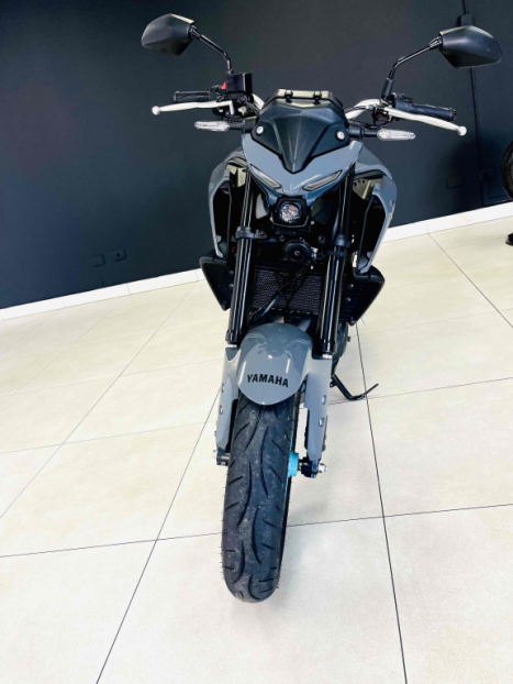 YAMAHA MT-03 300 ABS, Foto 4