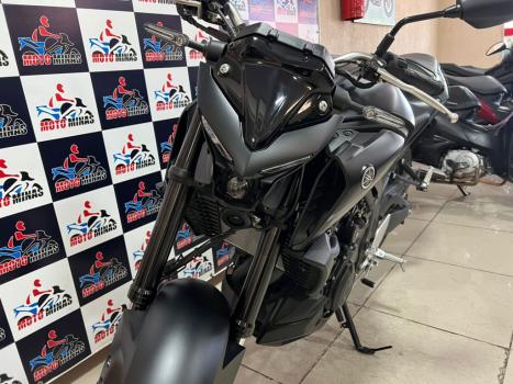 YAMAHA MT-03 300 ABS, Foto 2