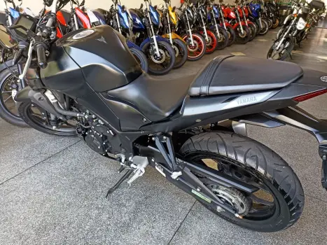 YAMAHA MT-03 300 ABS, Foto 10