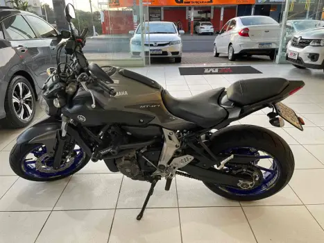 YAMAHA MT-07 700 ABS, Foto 1