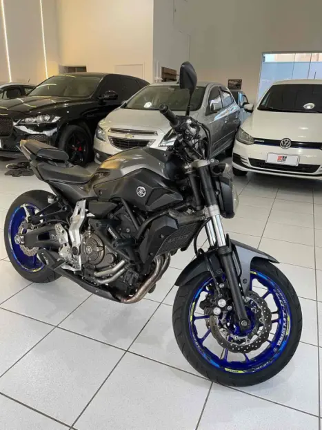 YAMAHA MT-07 700 ABS, Foto 4