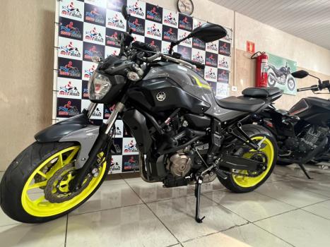YAMAHA MT-07 700 ABS, Foto 3