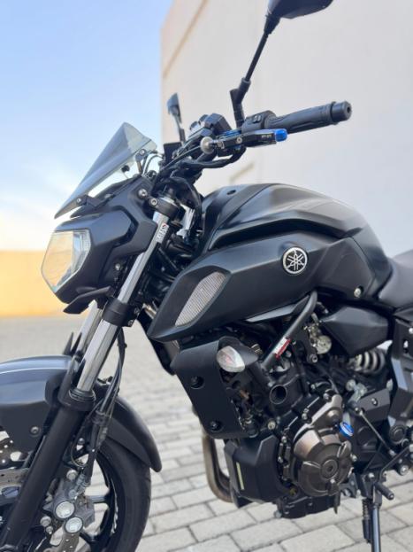 YAMAHA MT-07 700 ABS, Foto 3