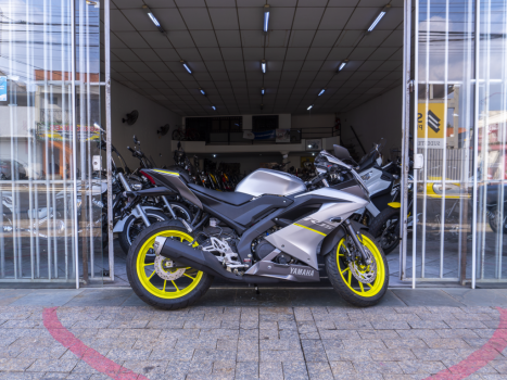 YAMAHA YZF R15 150 ABS, Foto 2