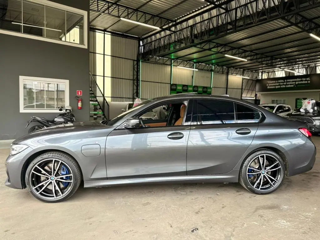 BMW 330E - Foto