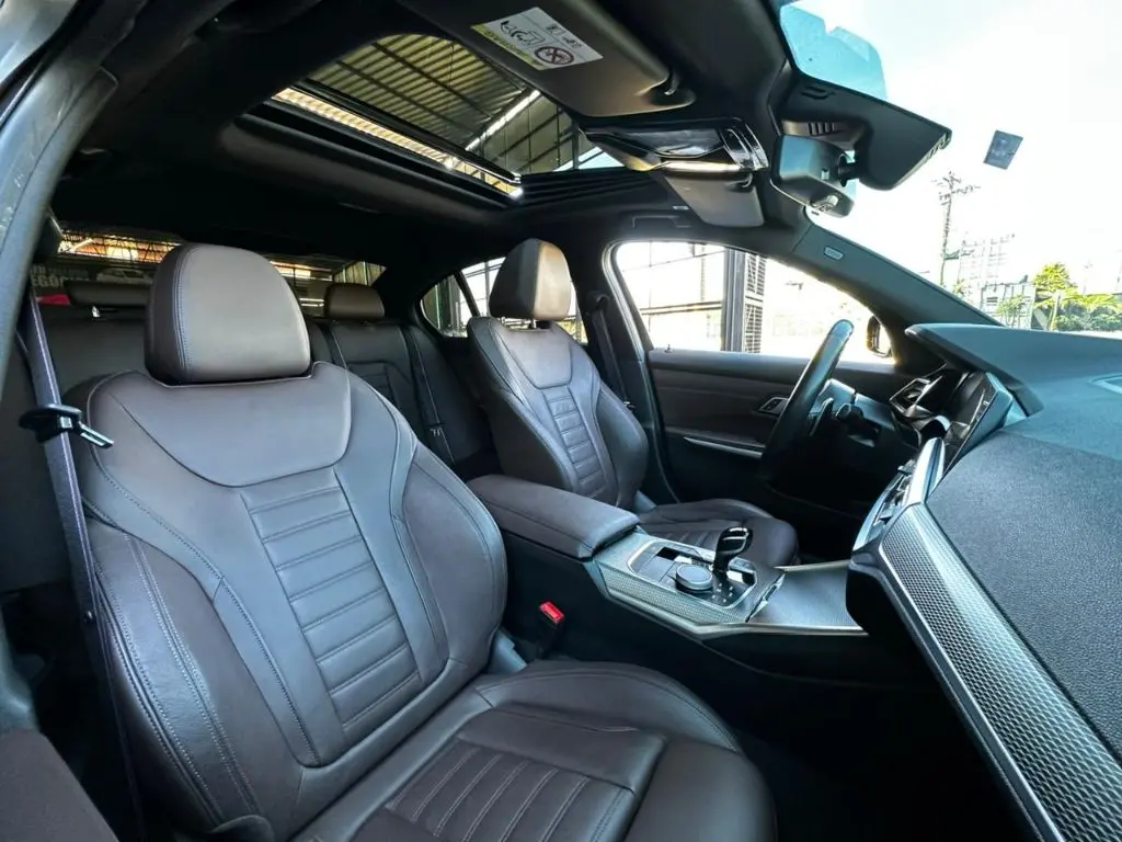 BMW 330E - Foto