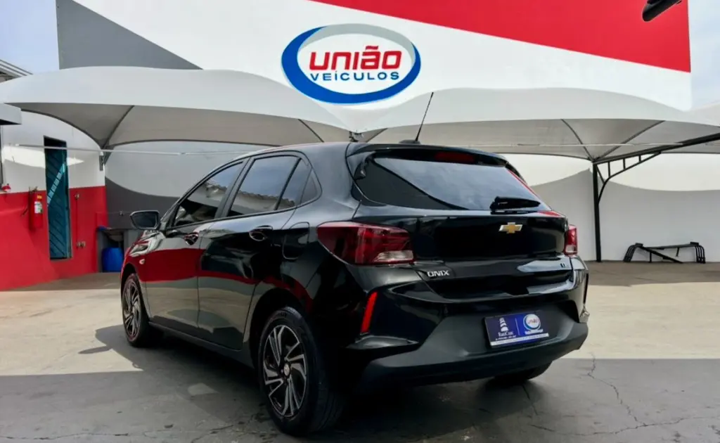 CHEVROLET Onix Hatch - Foto
