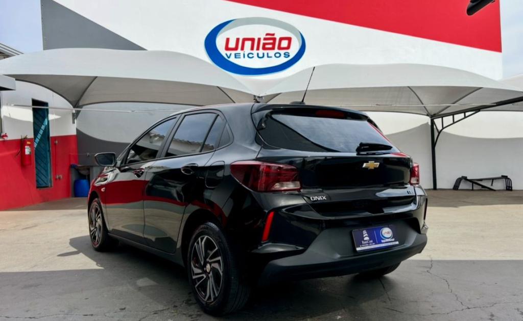 CHEVROLET Onix Hatch - Foto