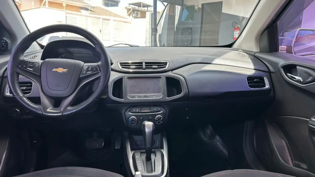 CHEVROLET Onix Hatch - Foto