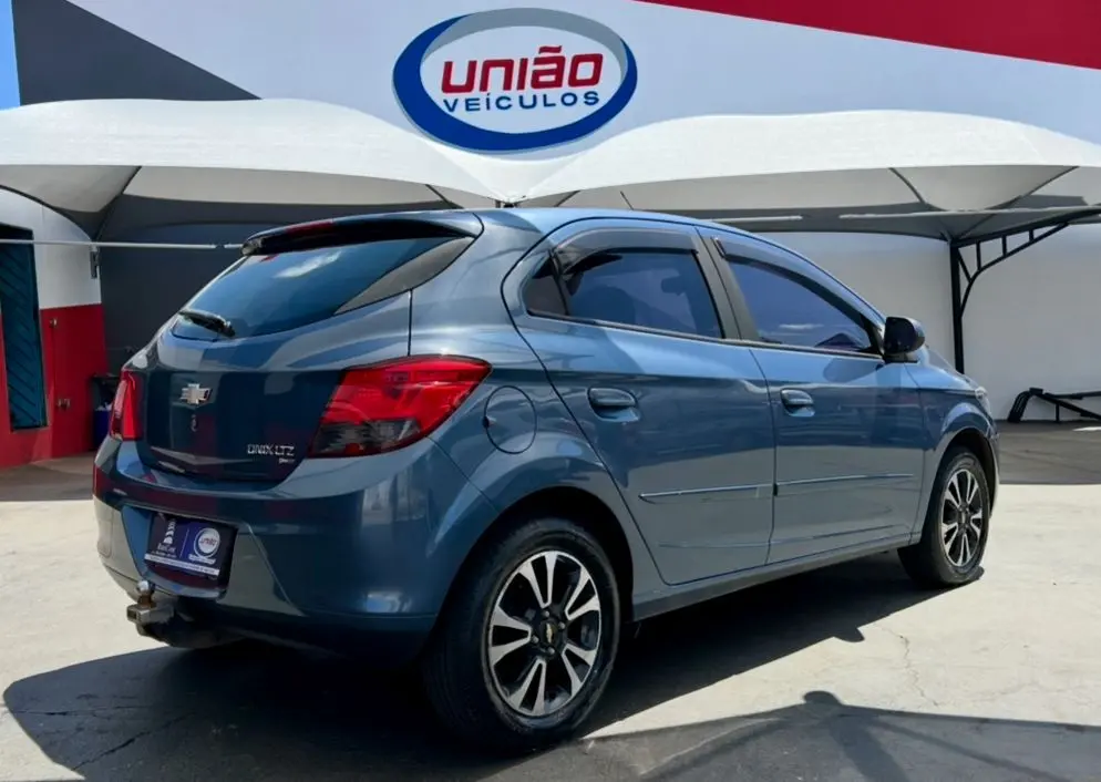 CHEVROLET Onix Hatch - Foto