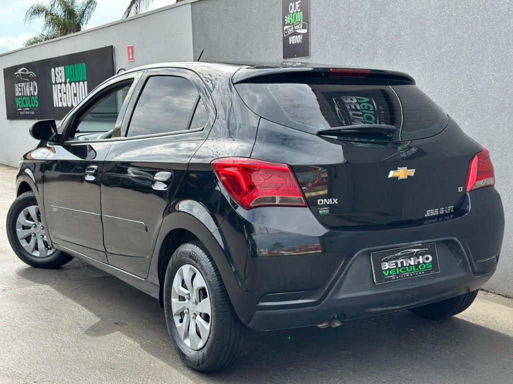CHEVROLET Onix Hatch - Foto