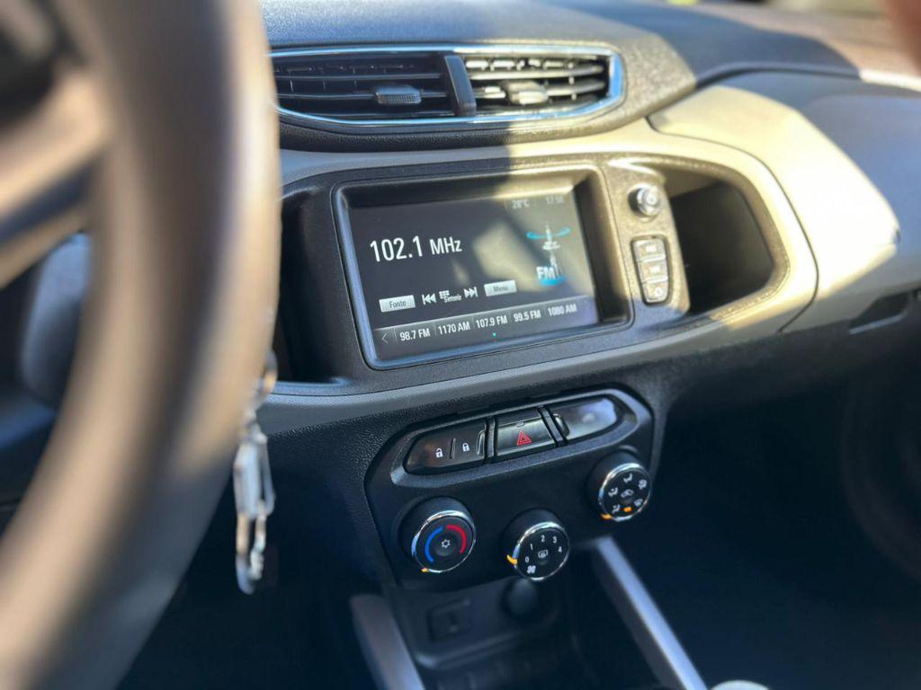 CHEVROLET Onix Hatch - Foto