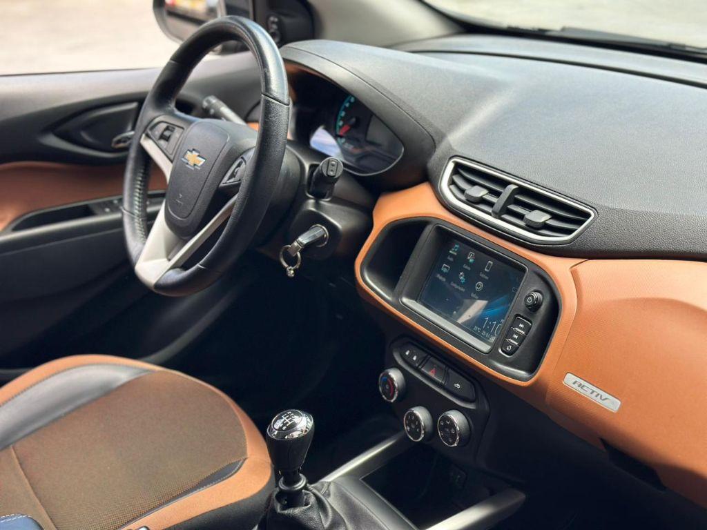 CHEVROLET Onix Hatch - Foto