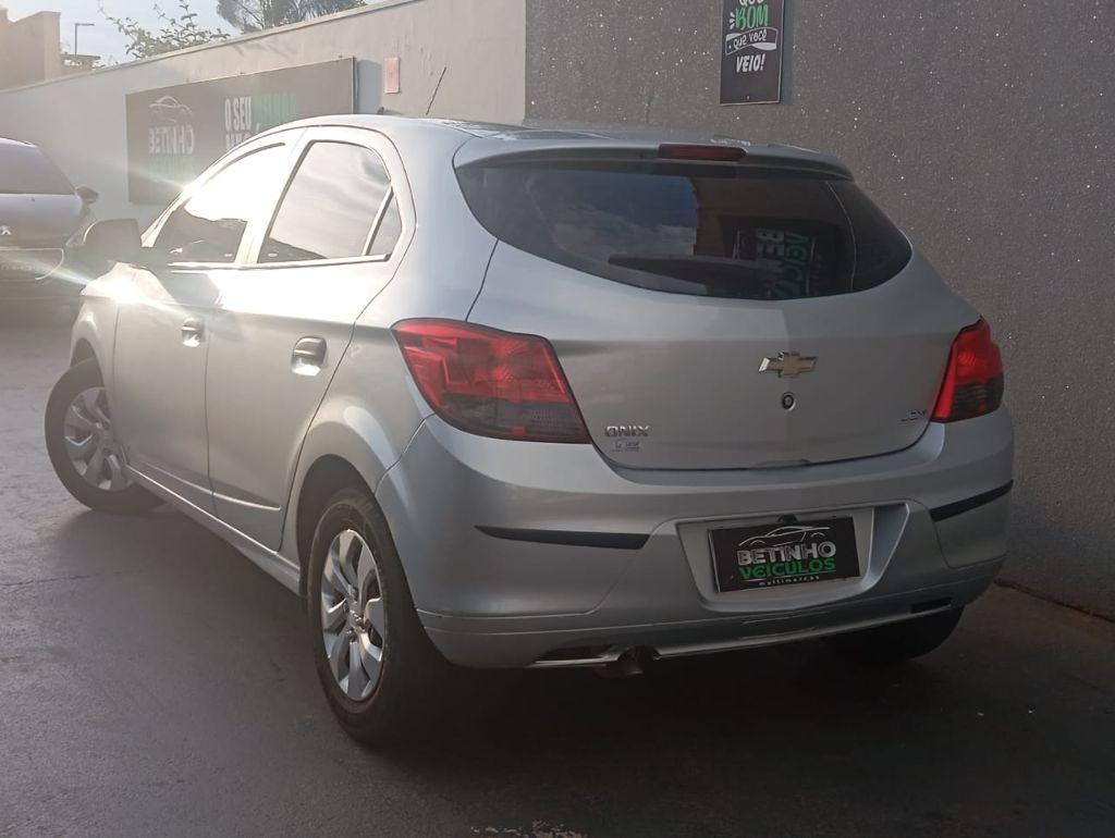 CHEVROLET Onix Hatch - Foto