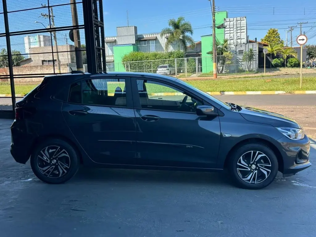 CHEVROLET Onix Hatch - Foto