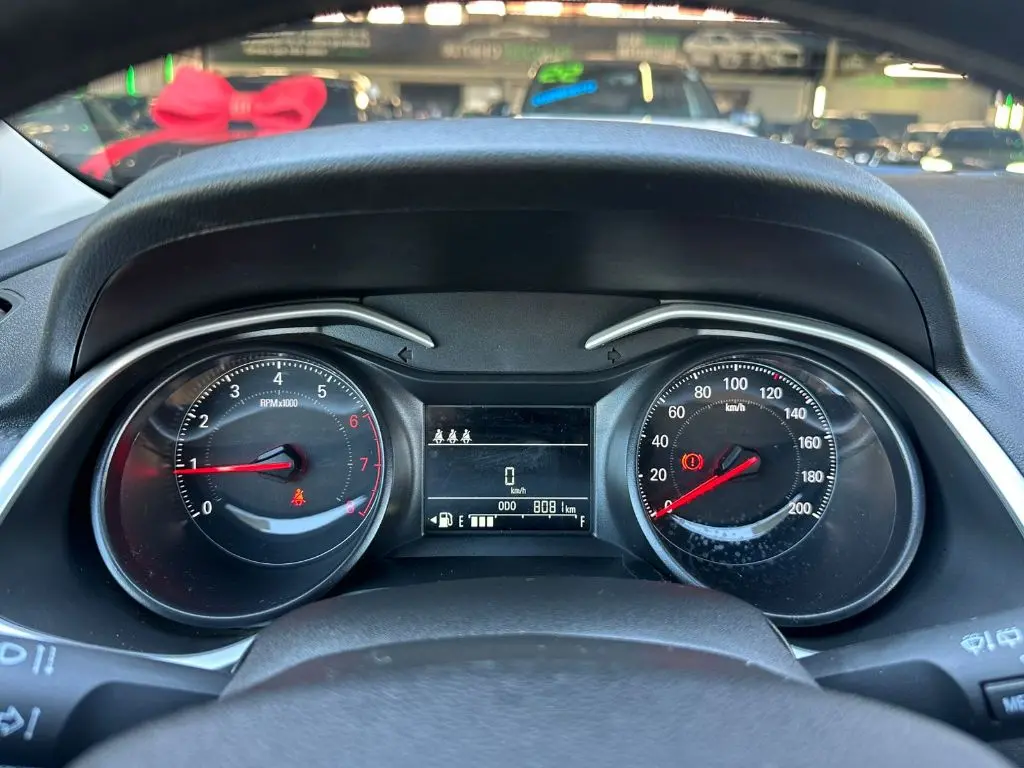 CHEVROLET Onix Hatch - Foto