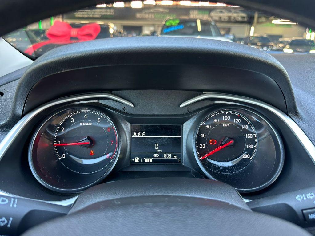 CHEVROLET Onix Hatch - Foto