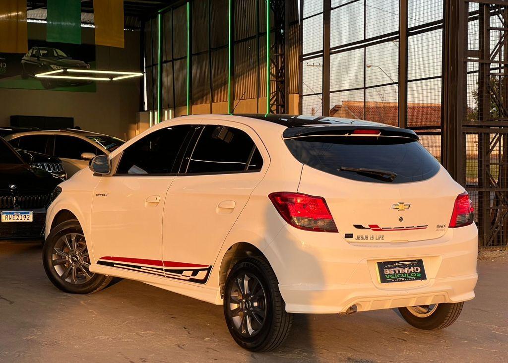 CHEVROLET Onix Hatch - Foto