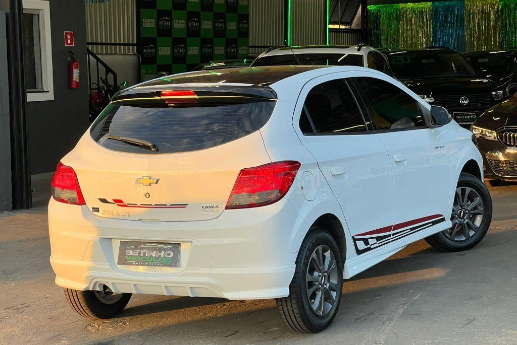 CHEVROLET Onix Hatch - Foto