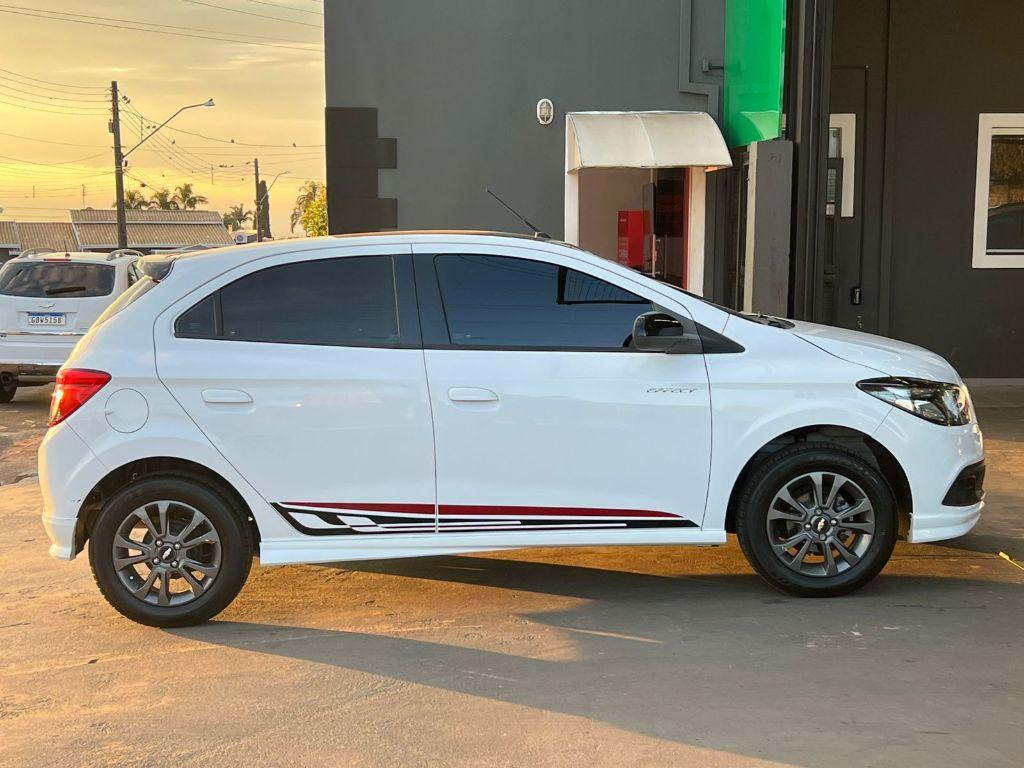 CHEVROLET Onix Hatch - Foto